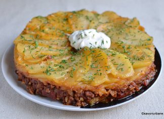 Musaca răsturnată cu cartofi, carne, ciuperci și sos de roșii Musaca răsturnată cu cartofi, carne și sos de roșii reteta savori urbane