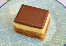 Prăjitură fără coacere cu mere, biscuiți și budincă de vanilie Prăjitură fără coacere cu mere, biscuiți și budincă de vanilie reteta pas cu pas savori urbane