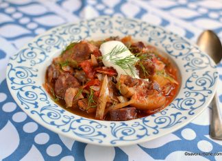 Varză călită la cuptor cu roșii, carne, afumătură sau de post Varză călită la cuptor cu roșii, carne, afumătură sau de post reteta traditionala savori urbane