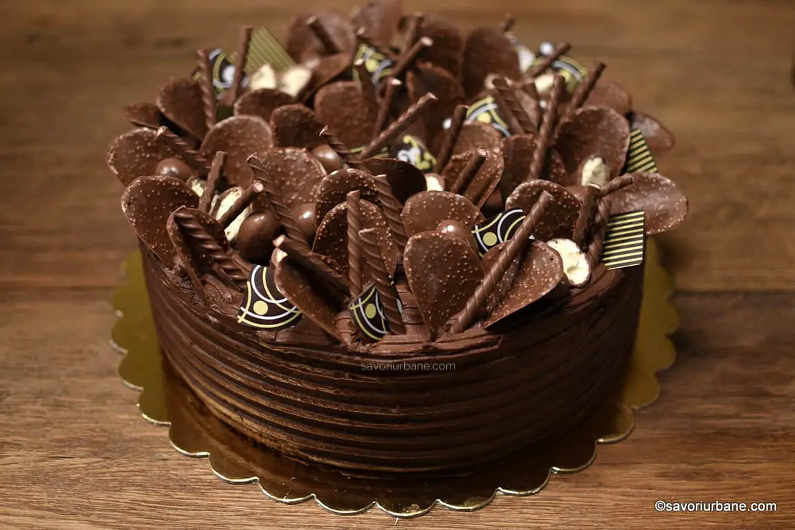 cum se decoreaza un tort simplu de ciocolata cu elemente crocante