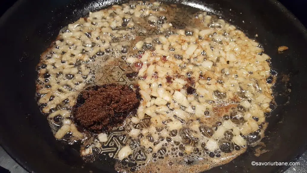 cum se face ceapa caramelizata cu unt si zahar brun (2)
