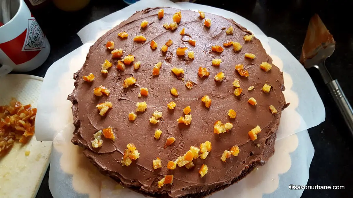 cum se monteaza un tort cu ciocolata si coji de portocale (2)
