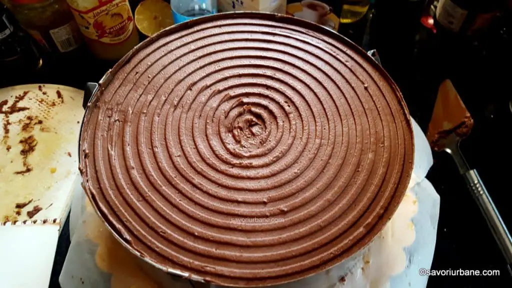 cum se monteaza un tort cu ciocolata si coji de portocale (4)