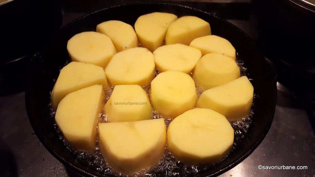 cum se prajesc cartofii fondanti in tigaie (1)