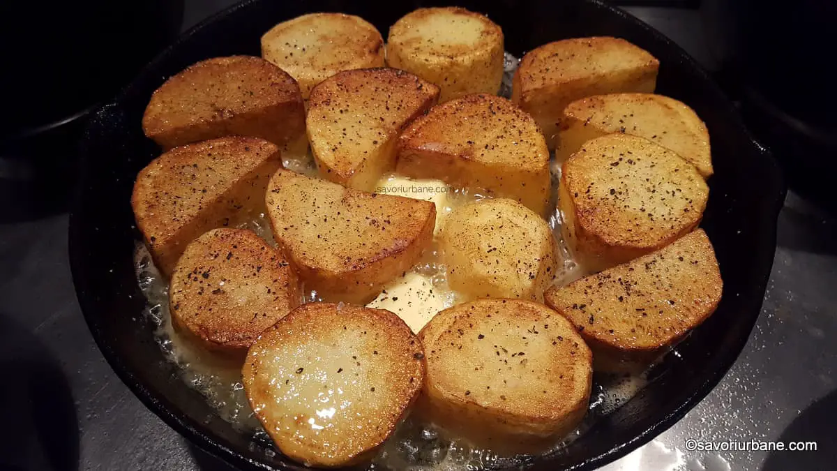 prajire cartofi fondanti in unt in tigaie de fonta