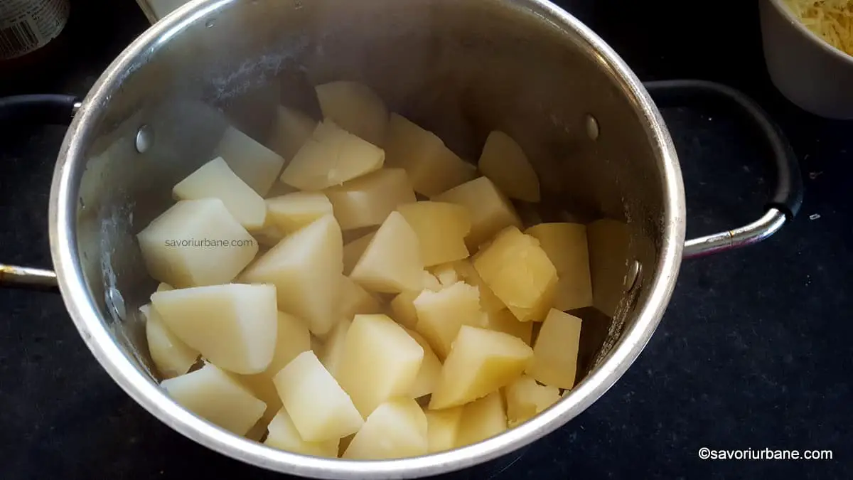 preparare piure de cartofi cu usturoi copt cascaval si smantana (1)