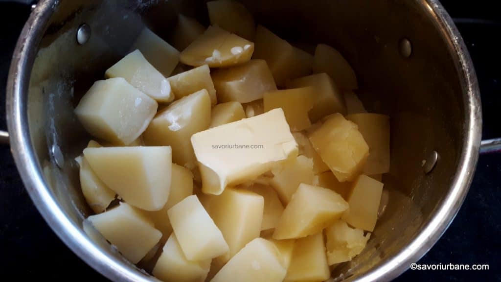preparare piure de cartofi cu usturoi copt cascaval si smantana (2)