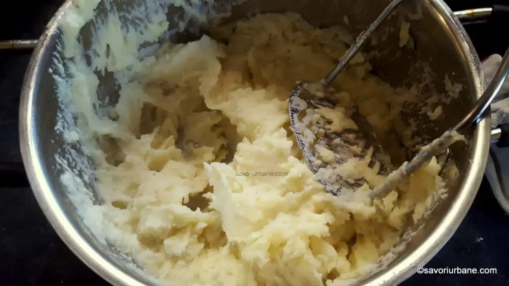 preparare piure de cartofi cu usturoi copt cascaval si smantana (3)