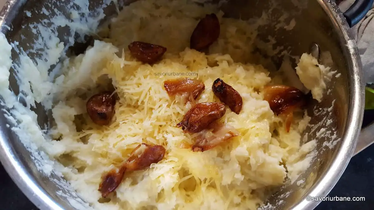 preparare piure de cartofi cu usturoi copt cascaval si smantana (5)