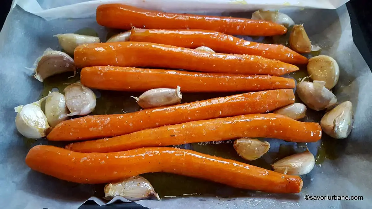 preparare reteta morcovi caramelizati la cuptor cu usturoi copt si unt (1)
