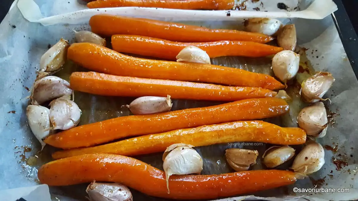 preparare reteta morcovi caramelizati la cuptor cu usturoi copt si unt (2)