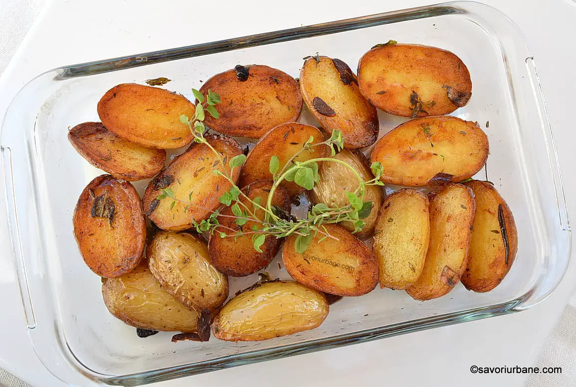 Cartofi cu ierburi aromatice și usturoi - la cuptor sau la tigaie reteta savori urbane