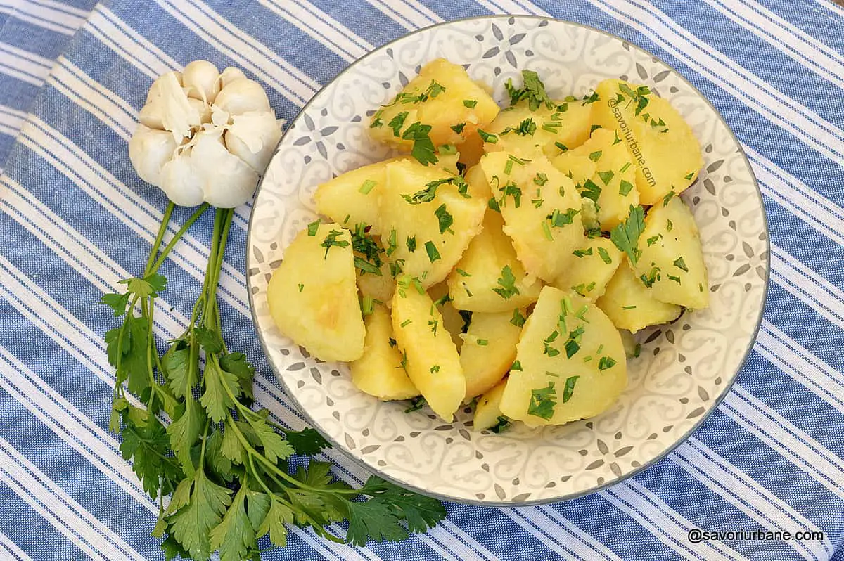 Cartofi natur cu usturoi și pătrunjel rețeta simpla de post sau de dulce savori urbane