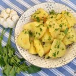 Cartofi natur cu usturoi și pătrunjel – rețeta de post sau de dulce