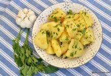 Cartofi natur cu usturoi și pătrunjel – rețeta de post sau de dulce Cartofi natur cu usturoi și pătrunjel rețeta simpla de post sau de dulce savori urbane