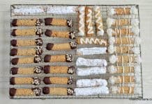 Fursecuri șprițate cu nucă sau alune de pădure – fragede și aromate Fursecuri șprițate cu nucă sau alune de pădure - fragede și aromate reteta savori urbane