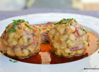 Găluște tiroleze cu bacon și crutoane de pâine – rețeta de Tiroler Knödel Galuste tiroleze cu bacon si crutoane reteta de Tiroler Knödel Savori Urbane