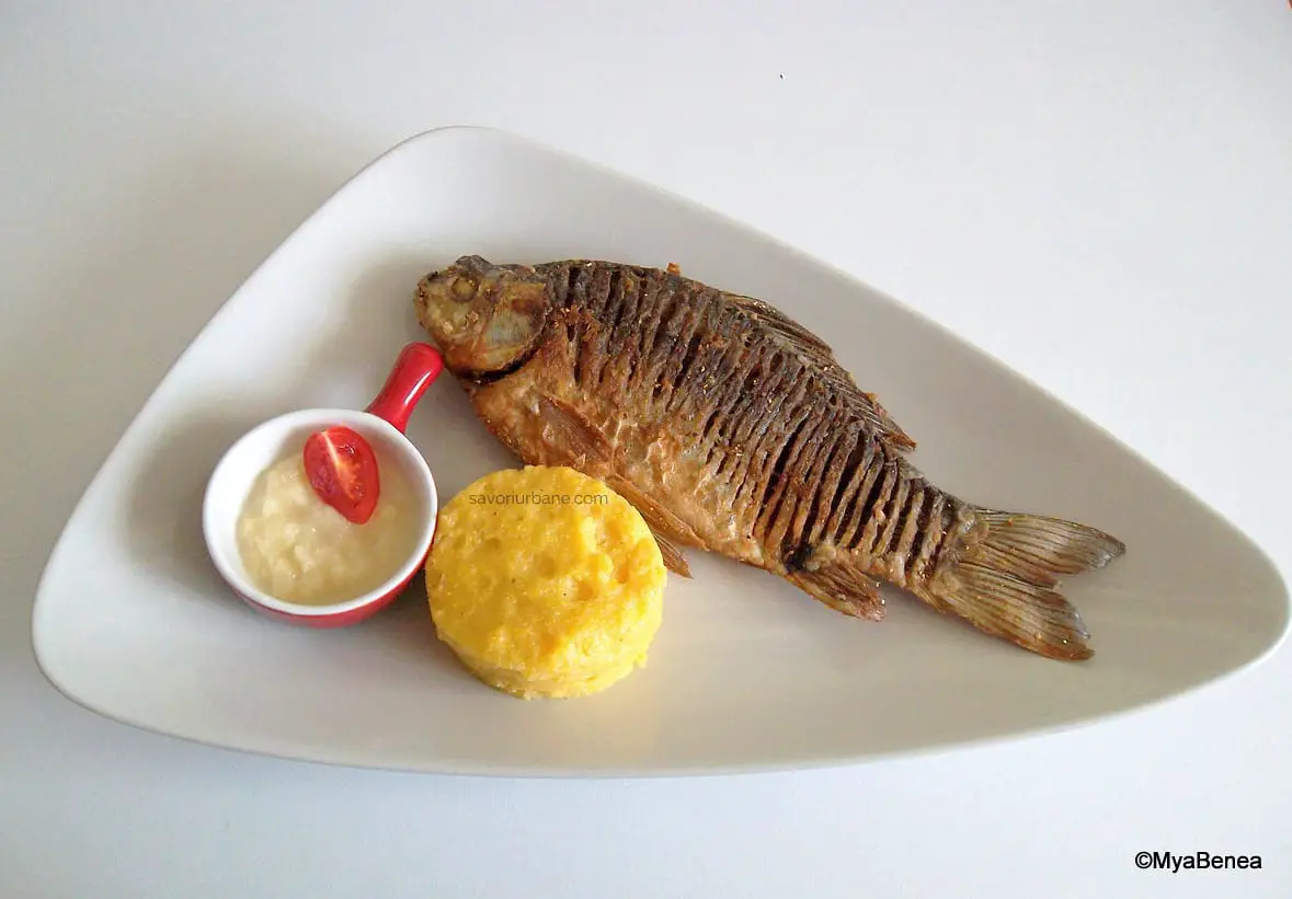 Pește prăjit cu mujdei de usturoi și mămăliguță - cea mai simplă rețetă savori urbane