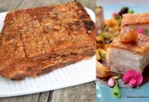 Piept de porc cu șorici crocant și sos de usturoi copt, caramelizat Piept de porc cu șorici crocant și sos de usturoi copt, caramelizat 1 savori urbane