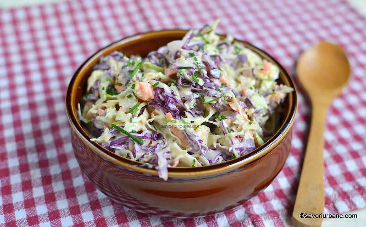 Salata coleslaw - rețeta de salată de varză cu dressing cremos savori urbane