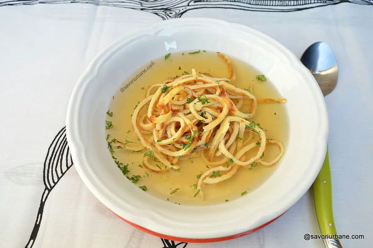 Supă cu clătite - rețeta de Frittatensuppe, Flädlesuppe sau Consommé Célestine savori urbane