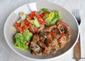 Tocăniță de porc cu ciuperci și sos cremos de smântână – porc Stroganoff