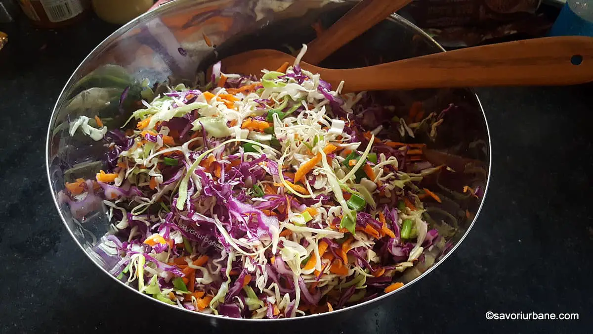 preparare salata coleslaw cu varza alba rosie