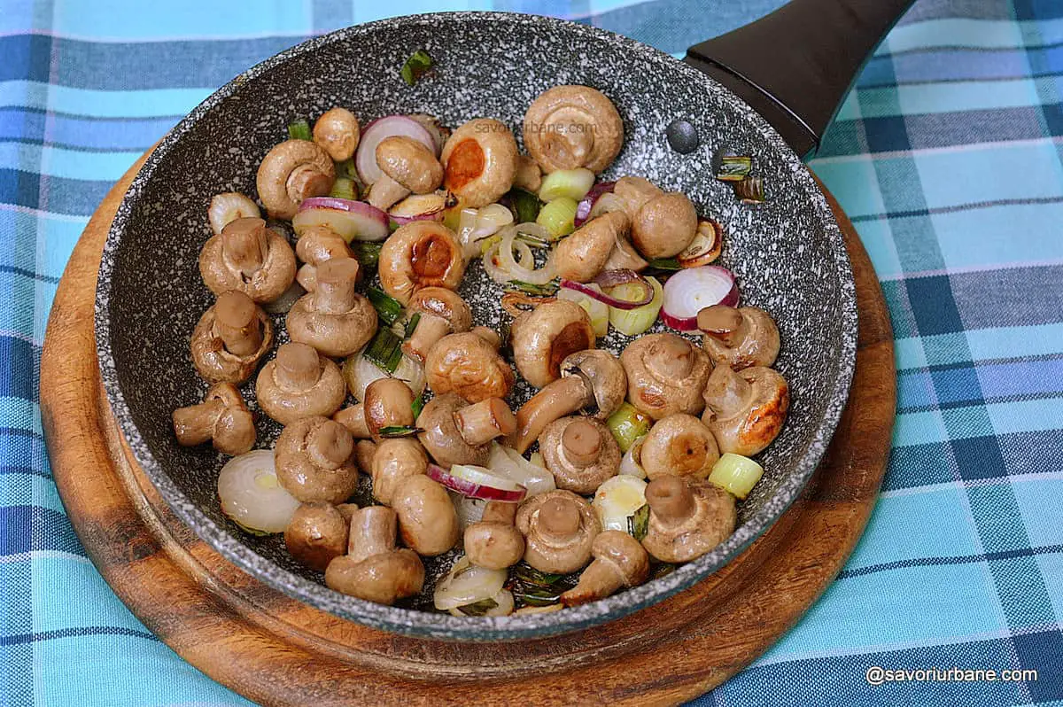 Ciuperci la tigaie cu usturoi și ceapă - rețeta de post savori urbane