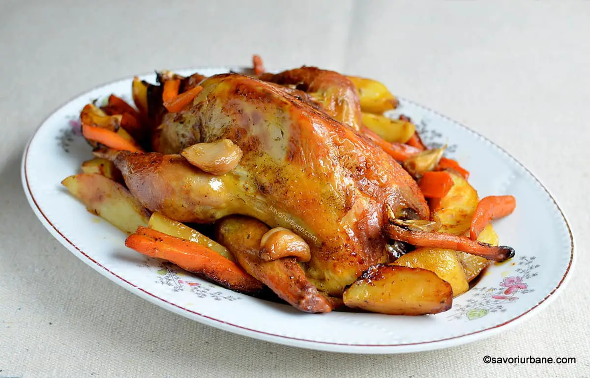 Friptură de bibilică la cuptor cu cartofi copți, usturoi și morcovi caramelizați reteta savori urbane