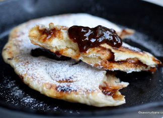 Plăcinte cu magiun de prune sau dulceață – pe lespede sau la tigaie – de post Plăcinte cu magiun de prune coapte pe lespede sau la tigaie - de post reteta savori urbane