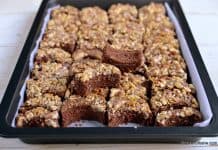 Prăjitura semilună cu nucă și cacao – o negresă foarte pufoasă Prăjitura semilună cu nucă și cacao - foarte pufoasă! reteta savori urbane