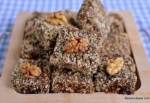 Prăjitura tăvălită cu miere, nucă și ciocolată – cuburi cu miere și nucă Prăjitura tăvălită cu miere, nucă și ciocolată - cuburi cu miere și nucă reteta savori urbane