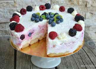 Tort cu fructe de pădure – cheesecake fără coacere – o rețetă simplă Tort cu fructe de pădure - cheesecake fără coacere reteta savori urbane