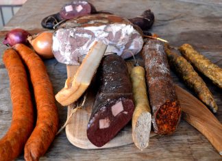 Cum se taie porcul și cum îl preparăm în Ardeal și Banat (mic ghid – partea 2) cele mai bune mezeluri naturale de casa carnati sangerete slanina lebar proaspata de porc