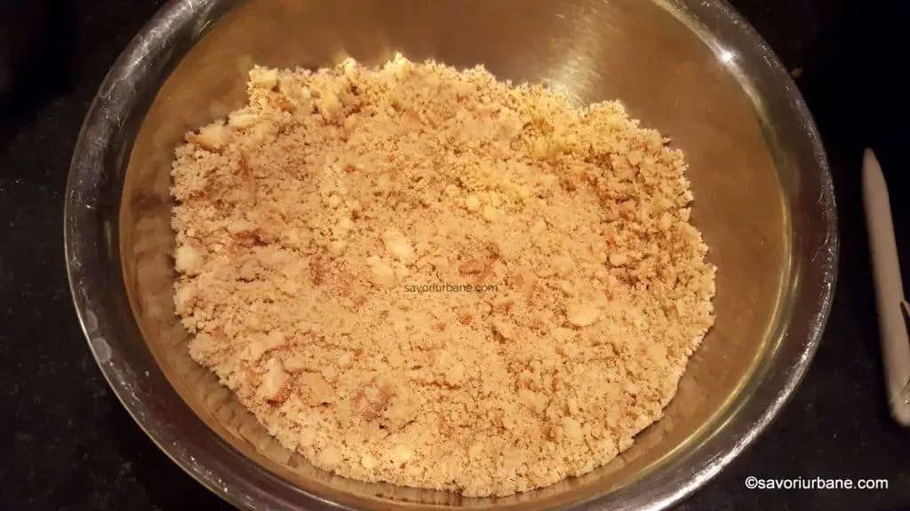 cum se face blat de biscuiti zdrobiti cu unt topit si alune nuci (1)