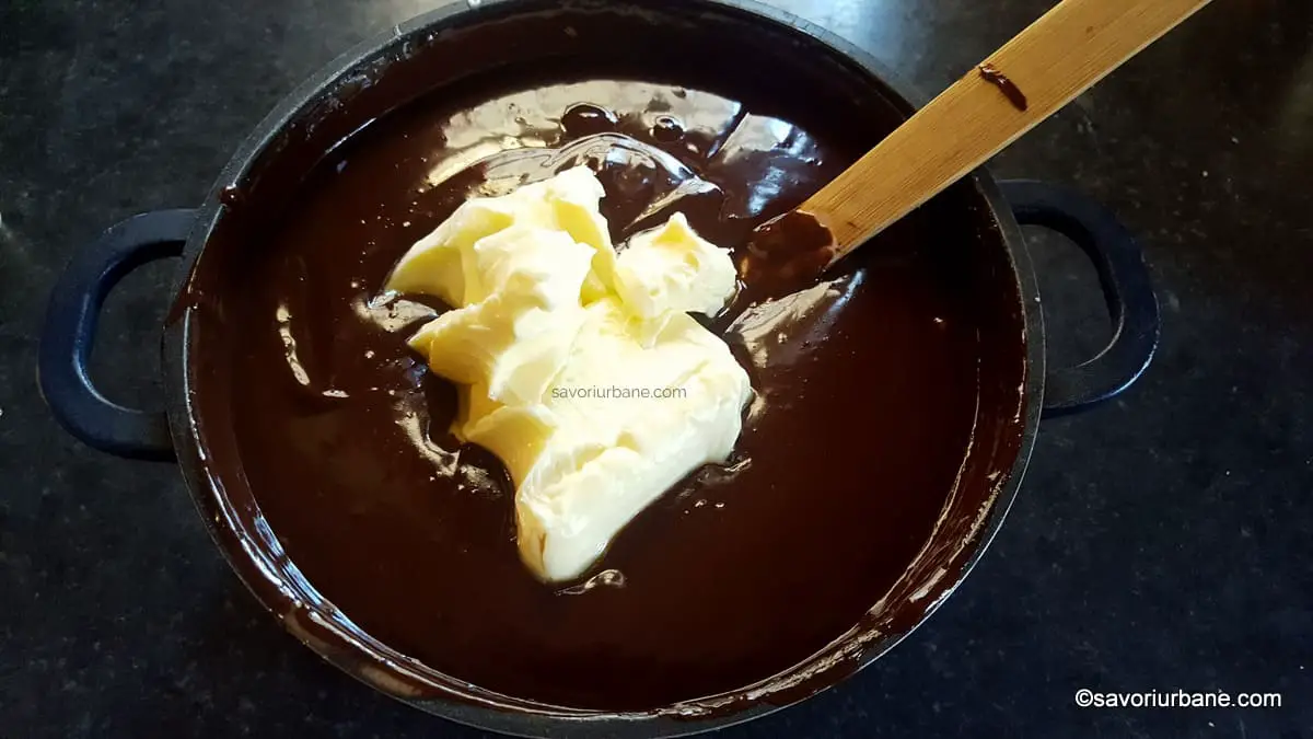 cum se face crema ganas de ciocolata cu frisca pentru tort pischinger de napolitane (4)
