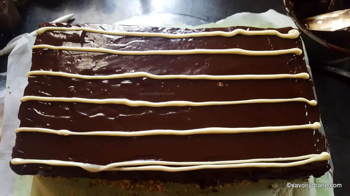 cum se glaseaza tortul pischinger de napolitane cu ciocolata