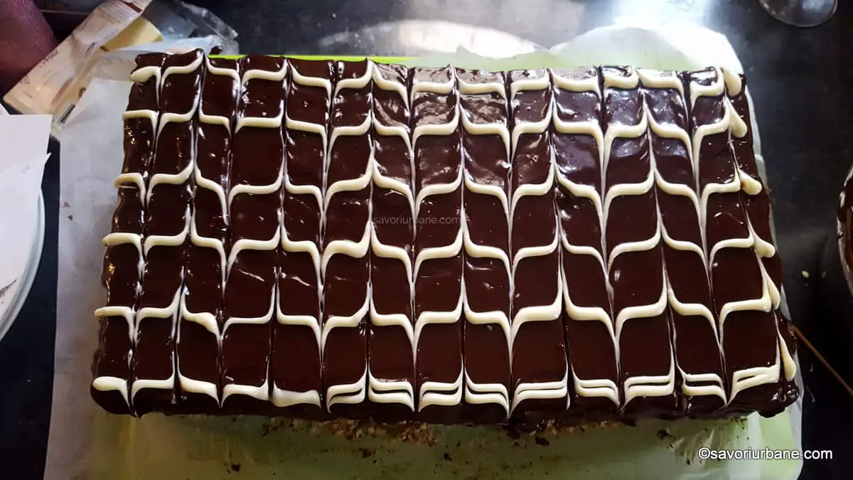 cum se face model esterhazy cu doua tiputi de ciocolata pentru tort de napolitane (2)