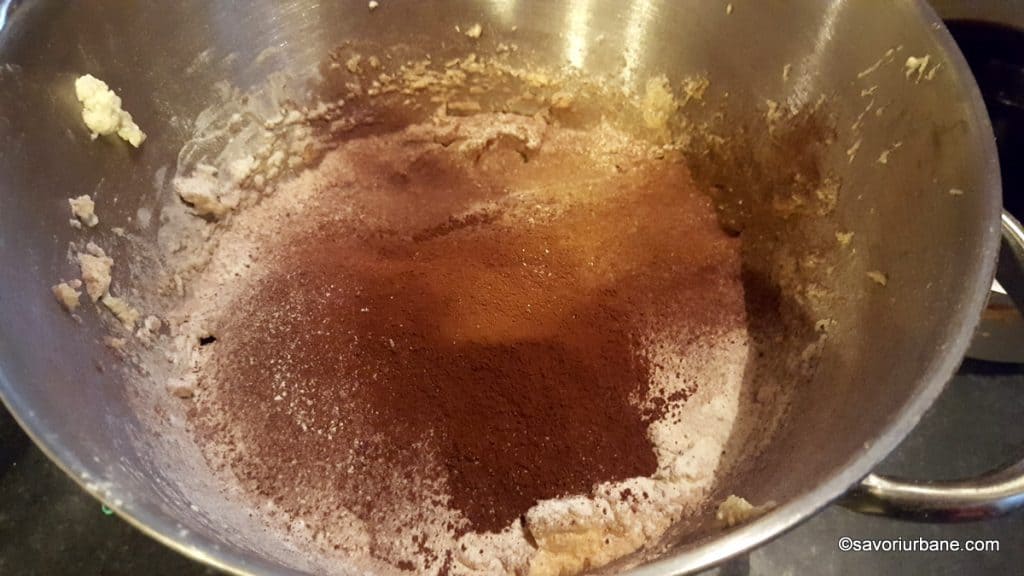 cum se face prajitura semiluna cu cacao si nuca negresa pufoasa (3)