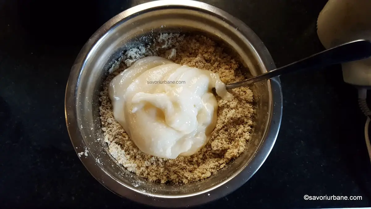 cum se face umplutura de nuca cu fondant si lapte praf pentru bomboane de cofetarie (3)