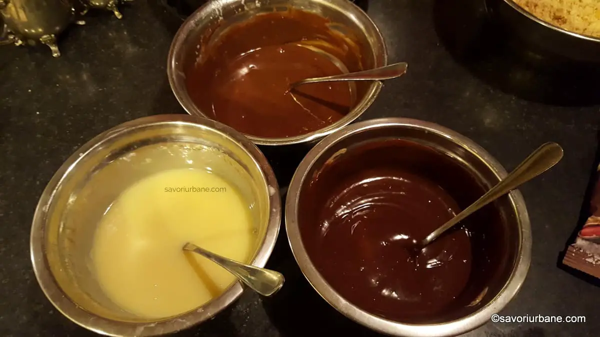 cum se prepara cele 3 creme de ciocolata alba cu lapte si amarui pentru tarta trio (4)