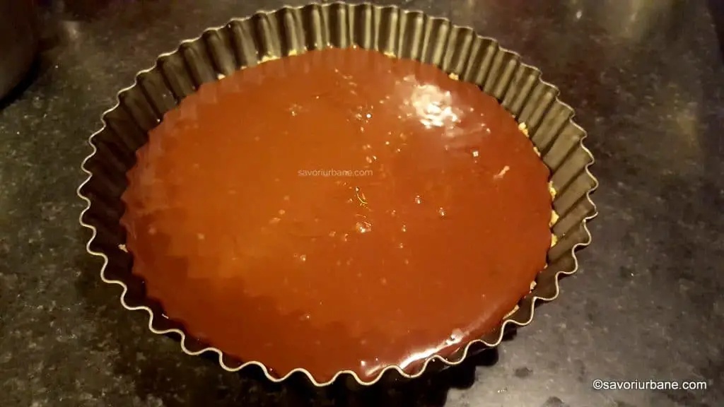 cum se toarna straturile trio ciocolata la tarta fara coacere (2)