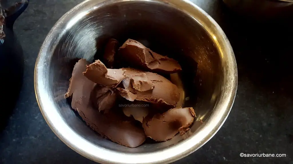 cum se topeste glazura de ciocolata pentru tortul de napolitane fara coacere (1)