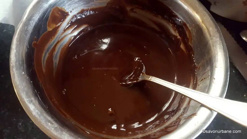 cum se topeste glazura de ciocolata pentru tortul de napolitane fara coacere (2)