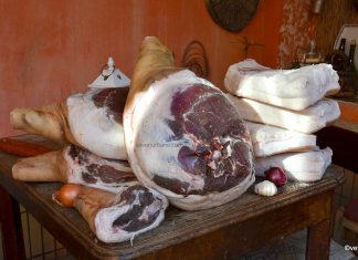 Cum se taie porcul și cum îl preparăm în Ardeal și Banat (mic ghid – partea 1) jamboane de porc ciolane kaiser table de slanina