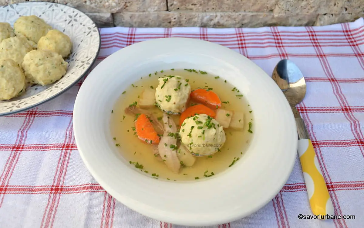 matzknedelsuppe sau supa evreiasca de gasca cu galuste de pasca