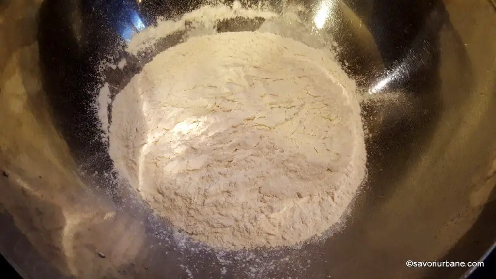 preparare aluat pufos pentru prajitura tavalita cu nuca si miere (1)