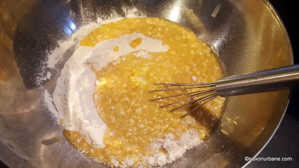 preparare aluat pufos pentru prajitura tavalita cu nuca si miere (2)