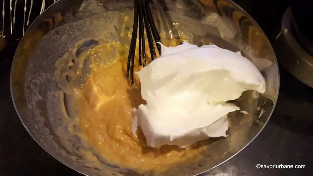 preparare aluat pufos pentru prajitura tavalita cu nuca si miere (4)