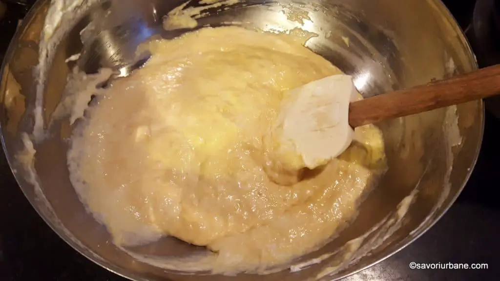 preparare aluat pufos pentru prajitura tavalita cu nuca si miere (5)